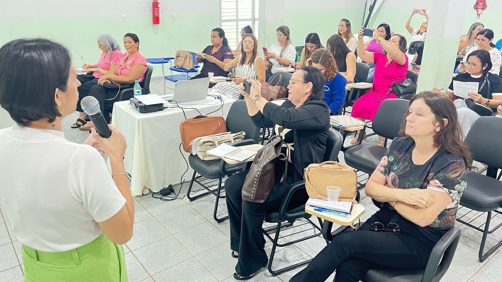 Em Imperatriz, gestores e especialistas discutem projeto de educação.